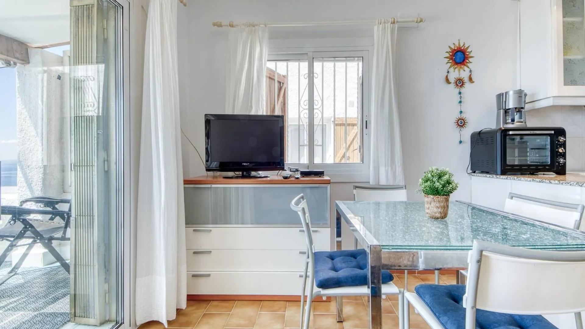 Lush Apartment With View Roses